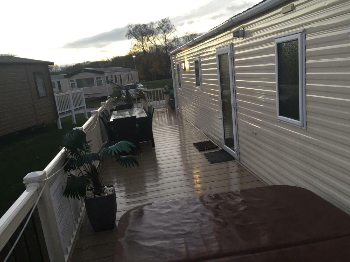 3 Bedroom 8 Berth Standard Basic Caravans With Hot Tub,Mountain Bikes Таттершолл Экстерьер фото